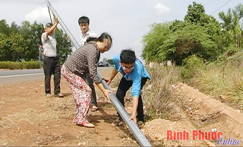 Người dân ấp 4, xã Đồng Tâm đang thi công đường điện thắp sáng