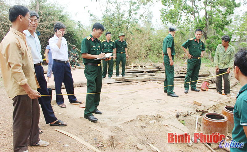 Hội vi&ecirc;n CCB thị x&atilde; Đồng Xo&agrave;i c&ugrave;ng Ban chỉ huy Qu&acirc;n sự thị x&atilde; dựng lại nh&agrave; cho CCB L&ecirc; Văn Tiền ở phường T&acirc;n Đồng bị sập do lốc xo&aacute;y
