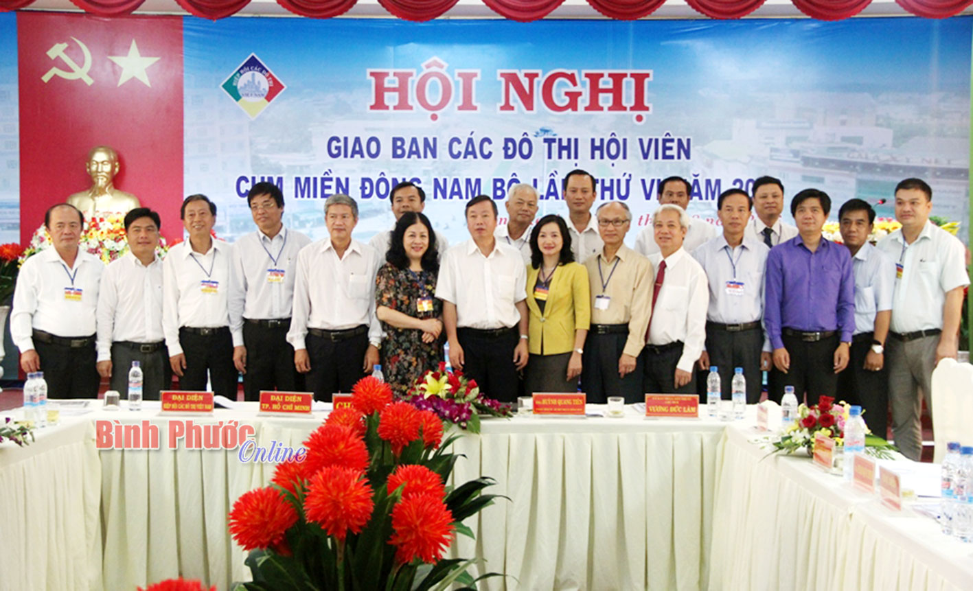 Đại diện lãnh đạo tỉnh Bình Phước, thị xã Đồng Xoài và Hiệp hội đô thị Việt Nam chụp hình lưu niệm với các đô thị hội viên cụm miền Đông Nam bộ