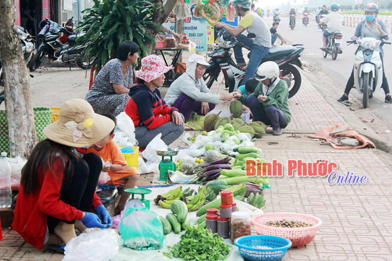 Đừng biến vỉa hè thành… chợ tạm