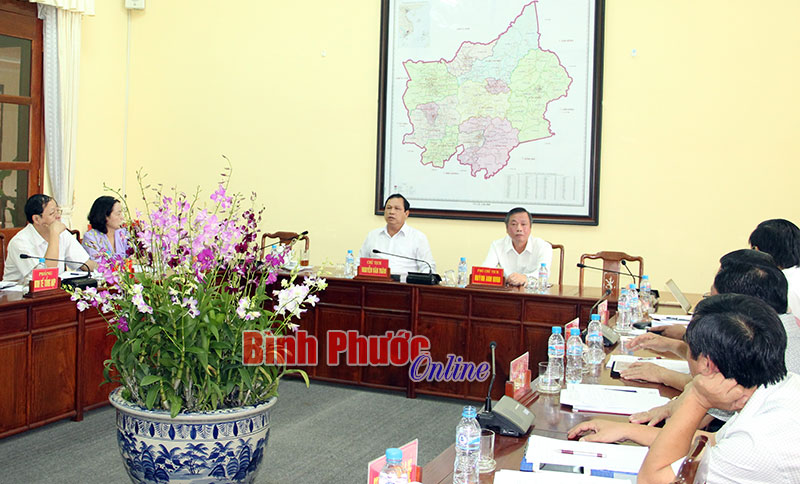 Chủ tịch UBND tỉnh Nguyễn Văn Trăm phát biểu kết luận tại cuộc họp