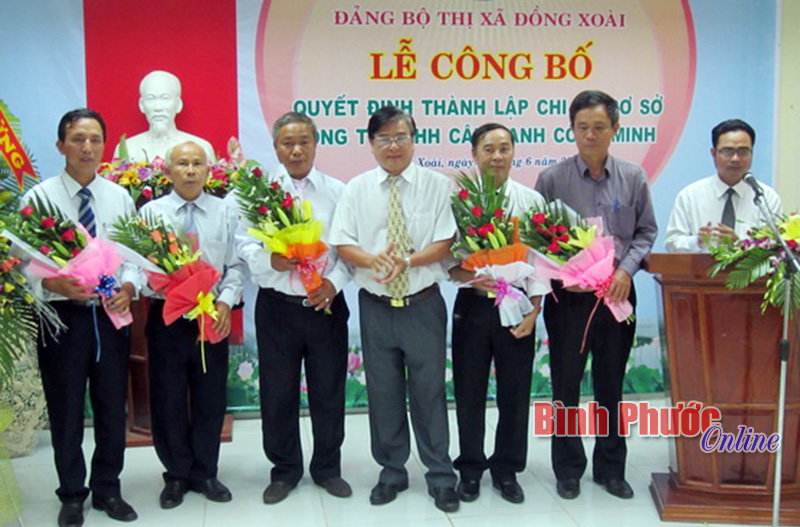 Lễ c&ocirc;ng bố th&agrave;nh lập Chi bộ cơ sở C&ocirc;ng ty TNHH c&acirc;y xanh C&ocirc;ng Minh, thị x&atilde; Đồng Xo&agrave;i 19-6-2013