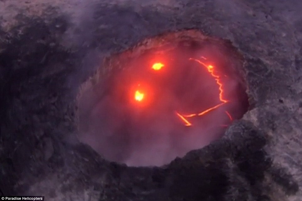 Núi lửa Kilauea ở Hawaii đã phun trào rất đáng sợ, tuy nhiên khi nhìn từ trên cao, ngọn núi dường như đang 'cười'. (Nguồn: DailyMail)