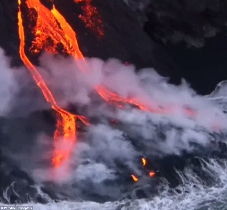 Nằm trông Công viên quốc gia núi lửa Hawaii, ngọn núi này bắt đầu phun trào từ cuối tháng 5, dòng dung nham sẽ chảy thành những dòng chảy dài đến 9,6km đổ ra biển. (Nguồn: DailyMail)