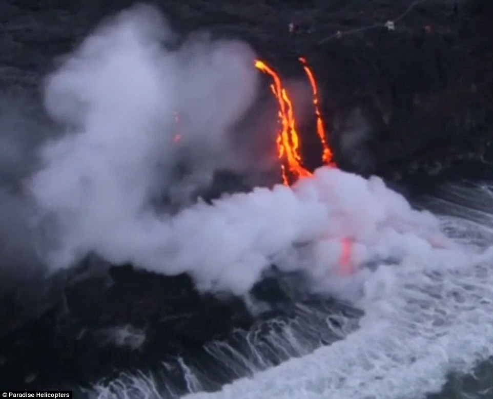 Vào năm 2013, lần đầu tiên dòng dung nham của núi lửa này chảy ra đến Thái Bình Dương, tạo nên một khung cảnh rát ngoạn mục. (Nguồn: DailyMail)