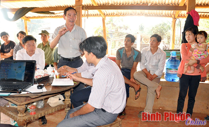 C&aacute;n bộ x&atilde; Ph&uacute; Văn c&ugrave;ng Ban điều h&agrave;nh th&ocirc;n C&acirc;y Da họp d&acirc;n b&agrave;n phương &aacute;n k&eacute;o điện về th&ocirc;n, th&aacute;ng 2-2016 - Ảnh: Tuyết Ly