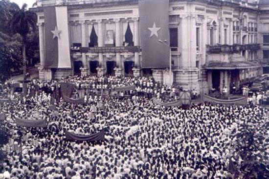 M&iacute;t tinh tổng khởi nghĩa ở quảng trường Nh&agrave; h&aacute;t Lớn H&agrave; Nội 19-8-1945 - Ảnh: TƯ LIỆU