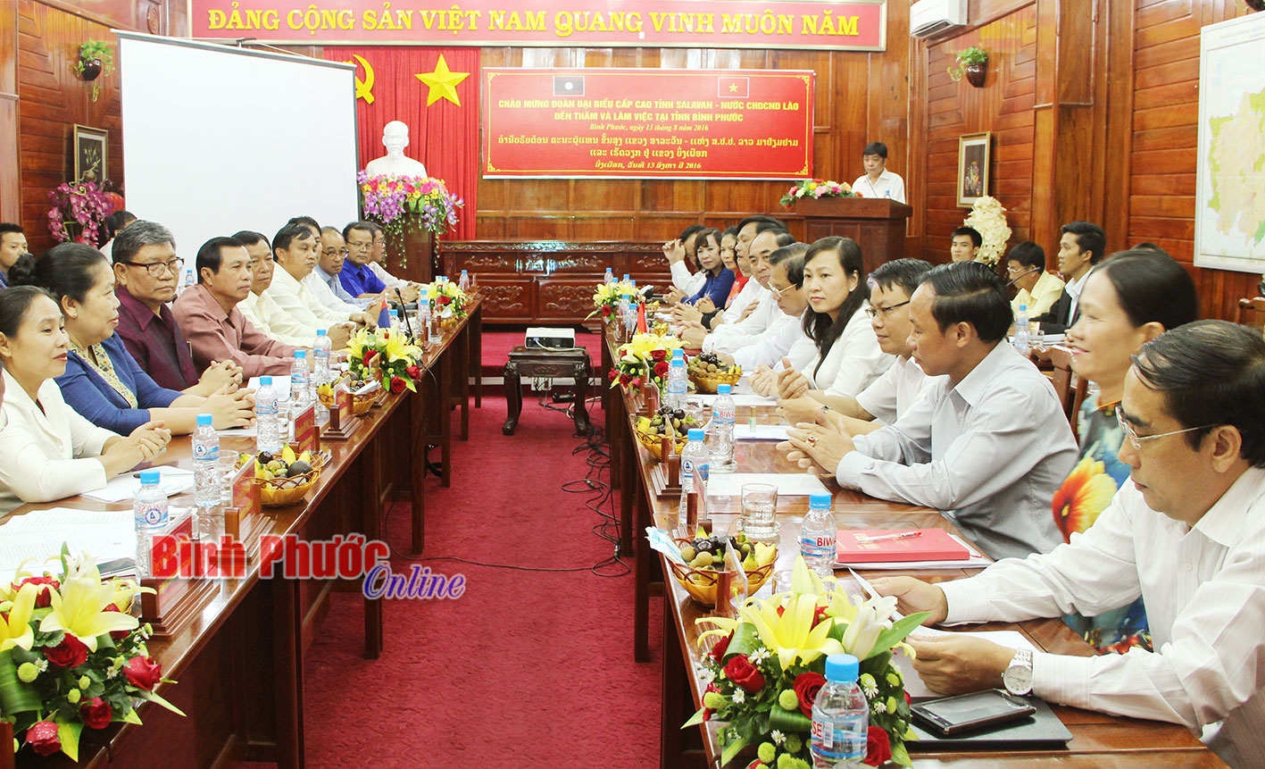 Toàn cảnh buổi làm việc giữa lãnh đạo hai tỉnh Bình Phước, Việt Nam và tỉnh Salavan, Lào