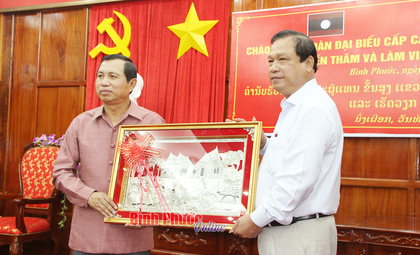 Đồng chí Si su van Vông Chom Sy, Ủy viên Trung ương Đảng, Tỉnh trưởng tỉnh Salavan tặng quà lưu niệm cho tỉnh Bình Phước