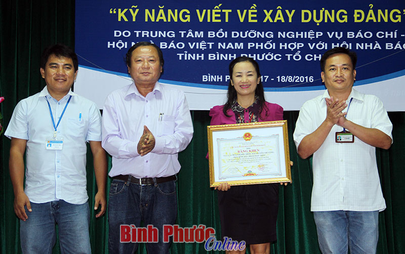 Thừa ủy quyền của Chủ tịch UBND tỉnh, Chủ tịch hội nhà báo tỉnh Phan Minh Hoàng trao bằng khen của Chủ tịch UBND tỉnh cho nhóm tác giả có tác phẩm đoạt giải C