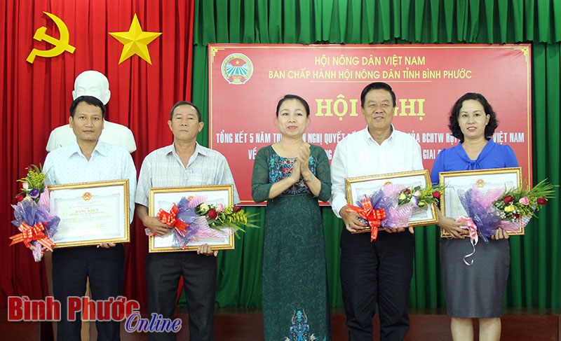 Trưởng ban Dân vận Tỉnh ủy Lê Thị Xuân Trang trao bằng khen của UBND tỉnh cho 4 tập thể