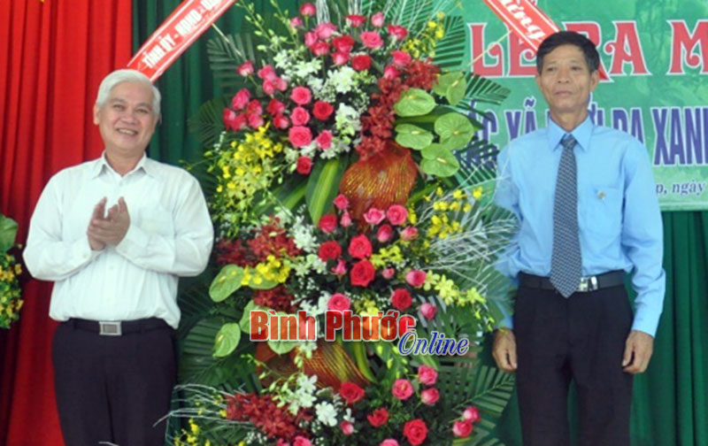 Đồng chí Bí thư Tỉnh ủy Nguyễn Văn Lợi trao lẵng hoa chúc mừng HTX bưởi da xanh Bình Phước