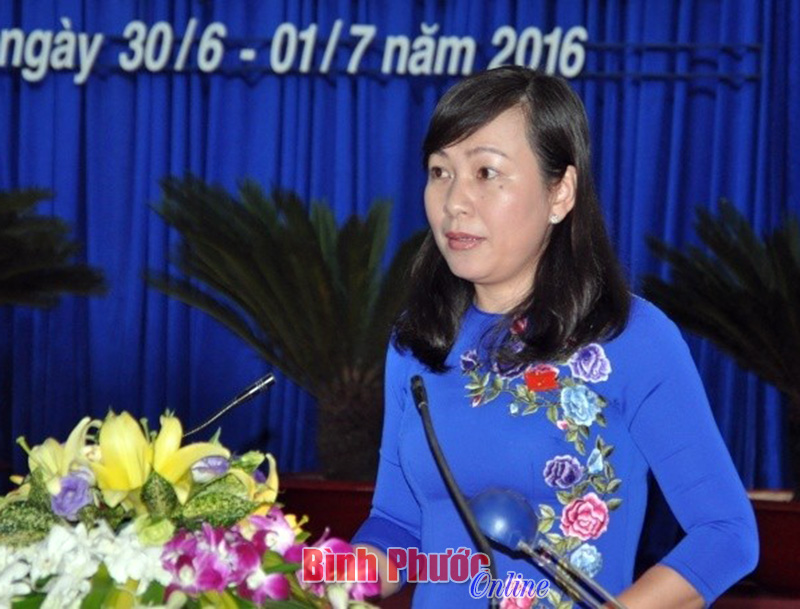 Phó chủ tịch UBND tỉnh Huỳnh Thị Hằng trình bày báo cáo của UBND tỉnh tại kỳ họp