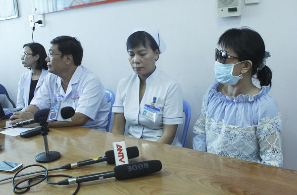 Chị N.T.K ( bìa phải) chia sẻ với báo chí tại Bệnh viện Trưng Vương