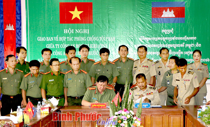 Lãnh đạo Công an tỉnh Bình Phước (Việt Nam) và Công an tỉnh Mondulkiri (Campuchia) ký kết biên bản hợp tác phòng chống tội phạm trên tuyến biên giới năm 2016 - Ảnh: Trung Sinh