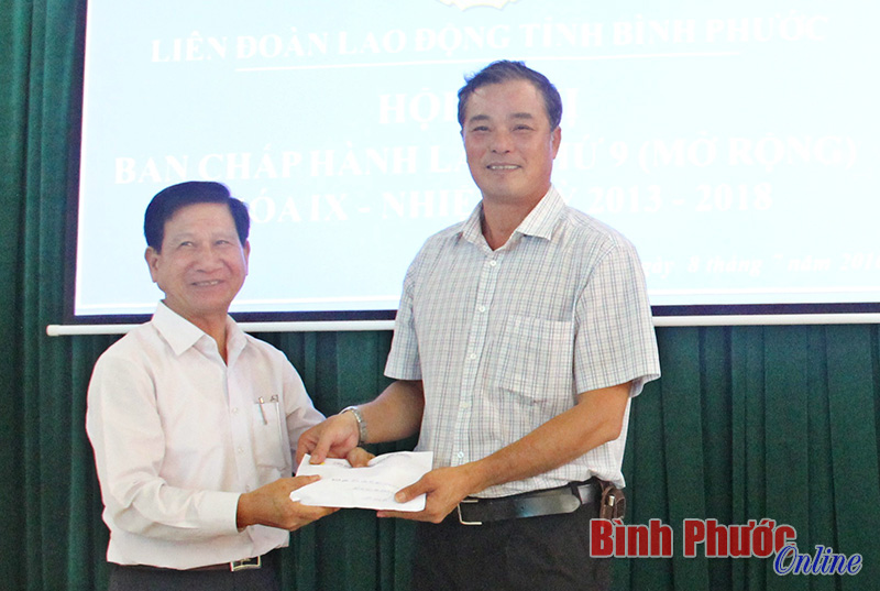 &Ocirc;ng Nguyễn Hồng Tr&agrave;, Chủ tịch Li&ecirc;n đo&agrave;n Lao động tỉnh B&igrave;nh Phước trao tiền do c&ocirc;ng nh&acirc;n vi&ecirc;n chức - lao động trong tỉnh ủng hộ bếp cơm t&igrave;nh thương Bệnh viện đa khoa tỉnh