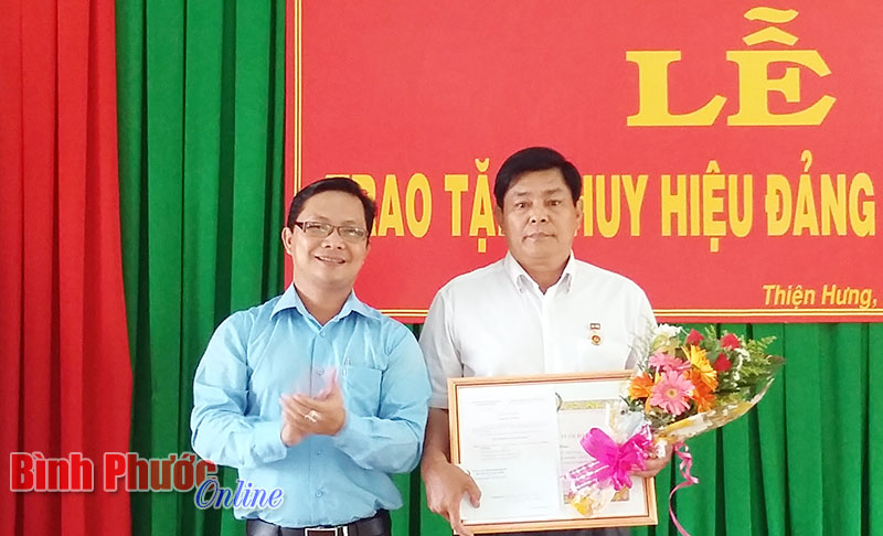 Đồng ch&iacute; H&agrave; Anh Dũng  trao huy hiệu 40 năm tuổi đảng cho đồng ch&iacute; Đặng Thế Nh&agrave;n