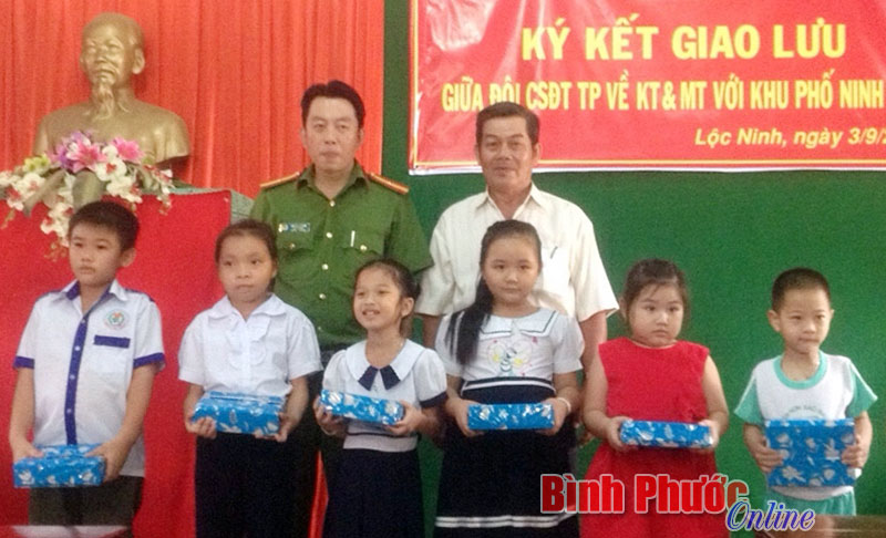 Đội Cảnh s&aacute;t điều tra tội phạm về kinh tế v&agrave; ma t&uacute;y tặng qu&agrave; cho học sinh ngh&egrave;o khu phố Ninh Ph&uacute;                                 