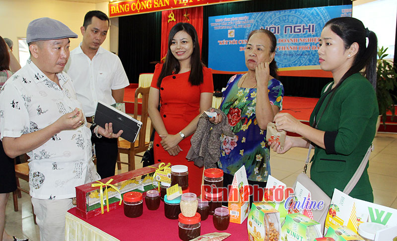 Khách hàng tham quan và tìm kiếm cơ hội tiêu thụ sản phẩm mật ong của HTX nuôi ong xã Tân Hưng tại Hội chợ quốc tế thương mại du lịch và đầu tư hành lang kinh tế Đông - Tây, Đà Nẵng 2016