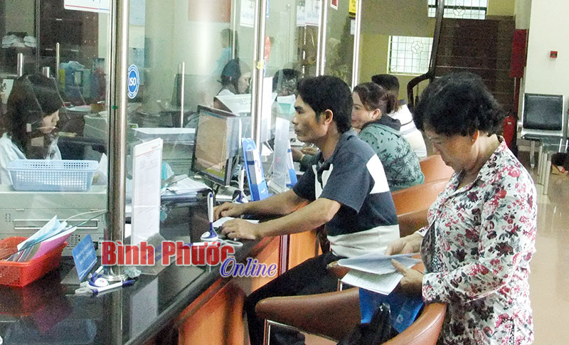 Khách hàng giao dịch tại Ngân hàng Vietinbank chi nhánh Bình Phước - Ảnh: S.H