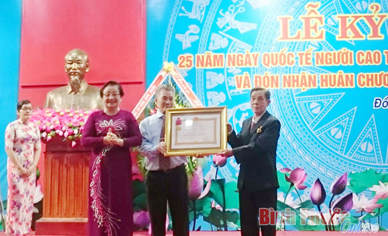 Bà Phạm Thị Sơn, Phó chủ tịch Trung ương Hội người cao tuổi Việt Nam trao tặng Huân chương Lao động hạng Ba của Chủ tịch nước cho Hội người cao tuổi tỉnh Bình Phước