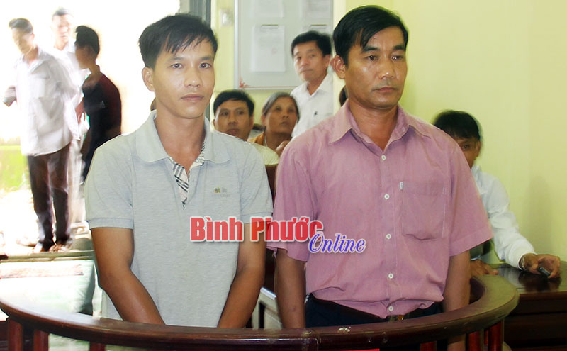 Bị cáo Nông Văn Cảnh (phải) và bị cáo Hoàng Văn Thanh tại phiên tòa