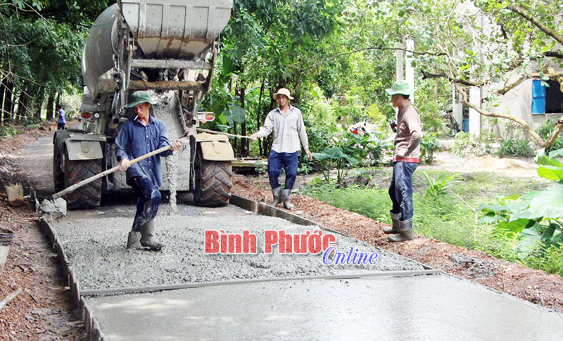 Nhân dân ấp 4, xã Đồng Nơ đóng góp 498 triệu đồng làm 4km đường bê tông