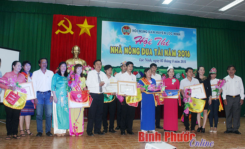 Ban tổ chức, Ban giám khảo và các đội dự thi chụp ảnh lưu niệm 