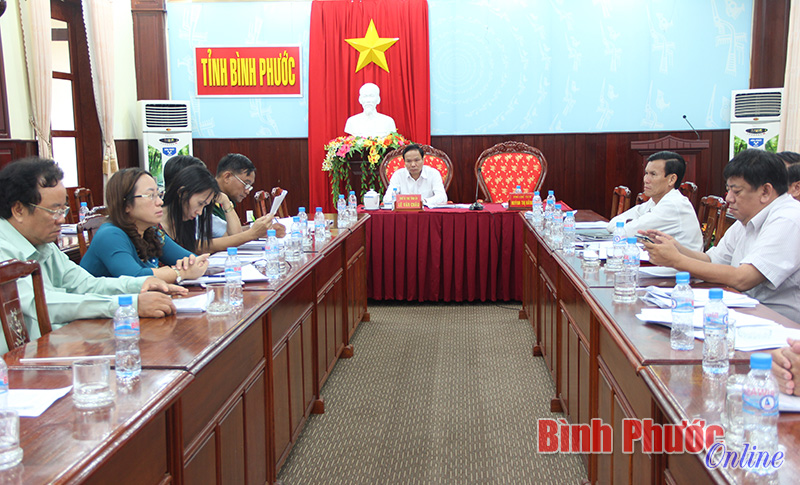 Phó bí thư Tỉnh ủy Lê Văn Châu cùng đại diện các sở, ngành dự phiên họp thường kỳ tháng 6-2016 của Chính phủ