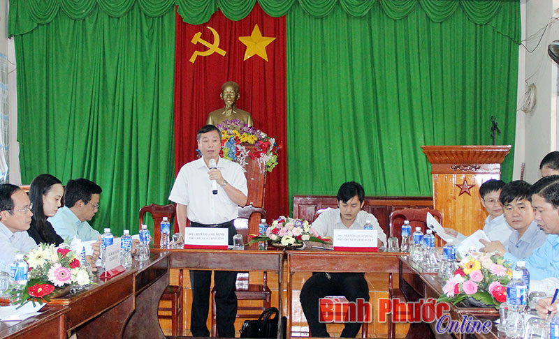 Phó chủ tịch UBND tỉnh Huỳnh Anh Minh cùng lãnh đạo một số sở, ngành của tỉnh đi kiểm tra tiến độ xây dựng NTM tại xã Bù Nho