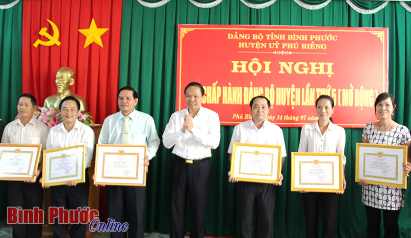 Ph&oacute; b&iacute; thư Tỉnh ủy L&ecirc; Văn Ch&acirc;u trao bằng khen của Tỉnh ủy cho c&aacute;c đảng vi&ecirc;n c&oacute; th&agrave;nh t&iacute;ch xuất sắc giai đoạn 2011-2015