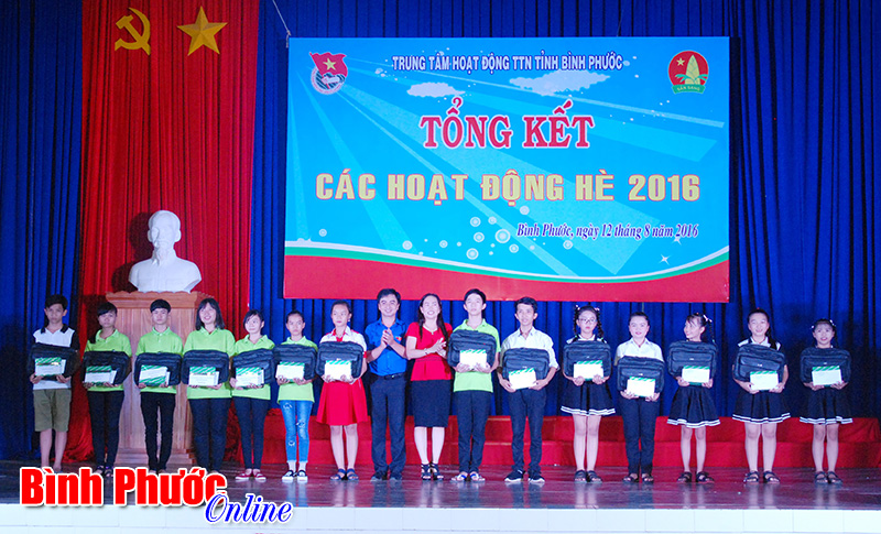 Trao 15 phần quà cho học viên có hoàn cảnh khó khăn học giỏi