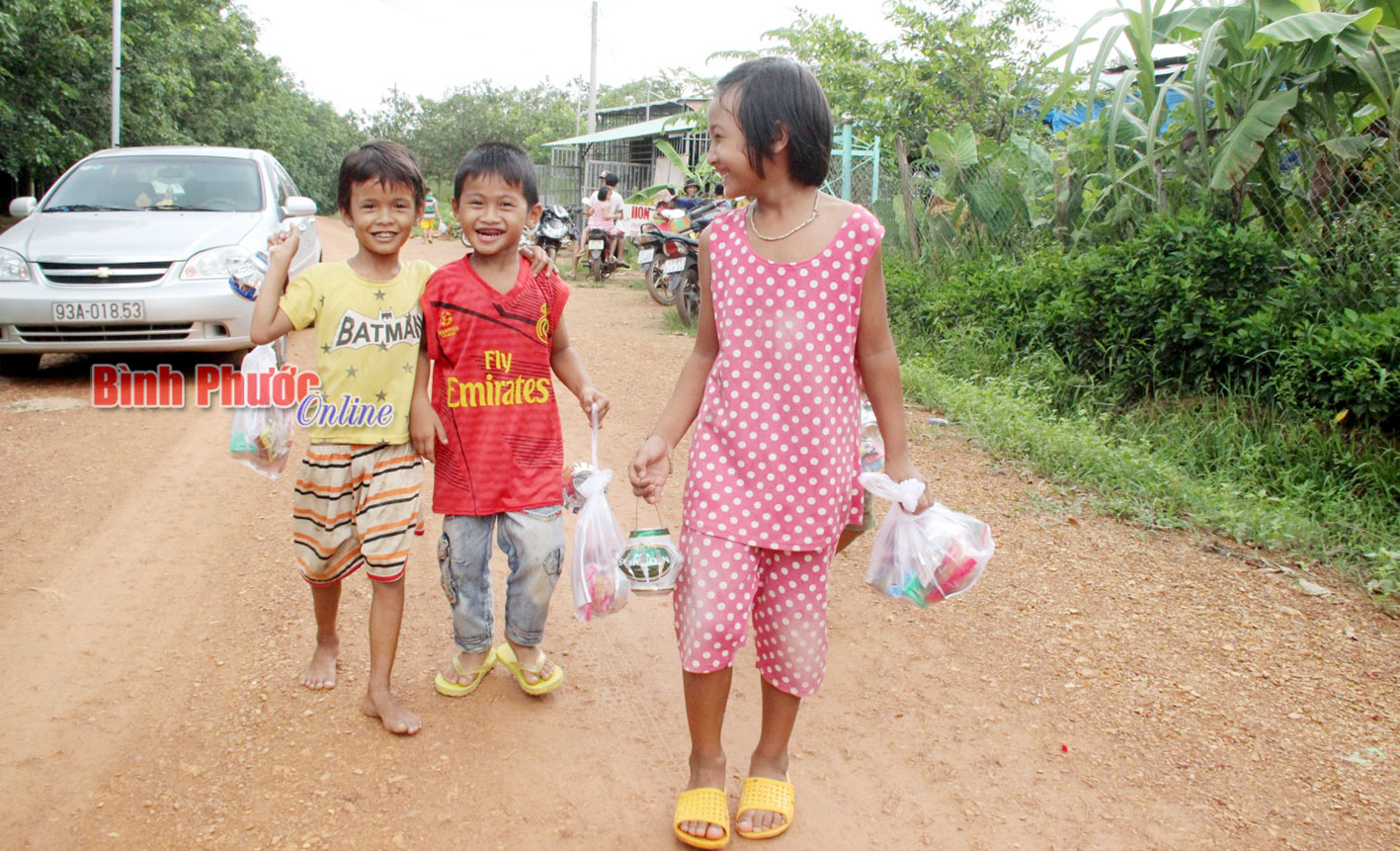 Trẻ em nghèo thích thú với những phần quà trung thu ý nghĩa 