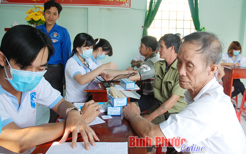 Các thành viên Câu lạc bộ Thầy thuốc trẻ huyện khám, chữa bệnh miễn phí cho người nghèo tại xã Tân Lập