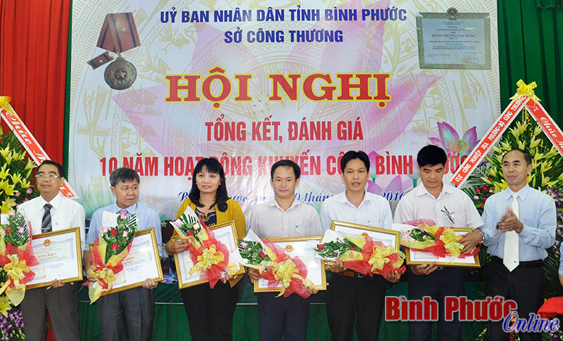 Phó chủ tịch UBND tỉnh Nguyễn Tiến Dũng trao tặng bằng khen cho các cá nhân có thành tích xuất sắc trong hoạt động khuyến công giai đoạn 2006-2016