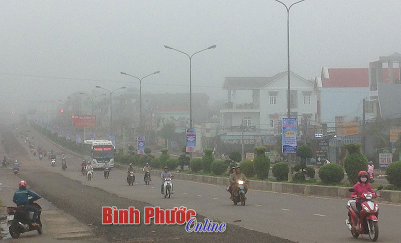 7 giờ sáng, sương mù vẫn còn lãng đãng trên Quốc lộ 14 đoạn qua thị xã Đồng Xoài 