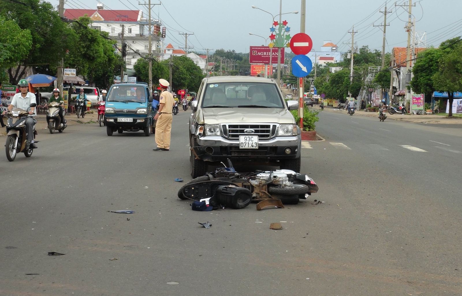 Qua đường bất cẩn, hai người bị thương nặng