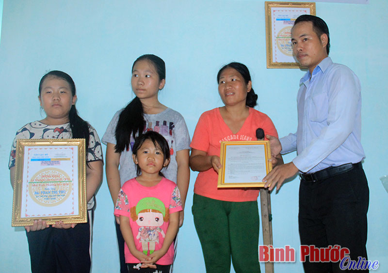 Ông Đoàn Quang Duy, Phó chủ tịch UBND xã Tiến Hưng trao quyết định tặng nhà cho hộ bà Thu