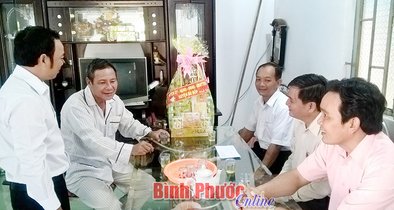 Đo&agrave;n c&aacute;n bộ l&atilde;nh đạo huyện B&ugrave; Đốp thăm, tặng qu&agrave; gia đ&igrave;nh thương binh Nguyễn Văn Long ở khu phố Thanh Thủy, thị trấn Thanh B&igrave;nh