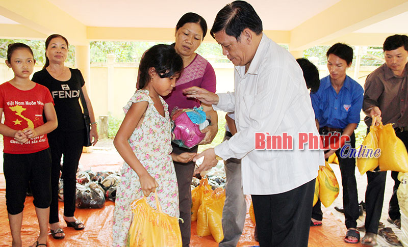 Ông Nguyễn Tuấn, Giám đốc Sở Văn hóa -Thể thao và Du lịch tặng quà đồng bào DTTS nghèo thôn Bù Ka 1
