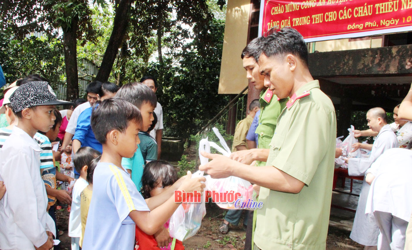 Quà trung thu đến với trẻ em nghèo