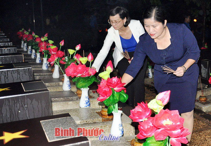 Các đồng chí lãnh đạo tỉnh thắp nhang tại phần mộ các anh hùng liệt sĩ an táng tại Nghĩa trang liệt sĩ tỉnh