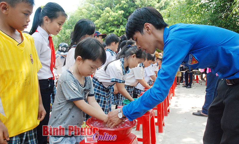 Thiếu niên, nhi đồng ở Trường tiểu học Lộc An (Lộc Ninh) được hướng dẫn rửa tay đúng phương pháp