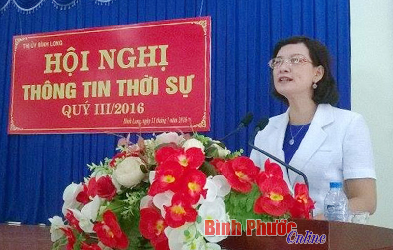 Đồng ch&iacute; Trần Tuyết Minh, Ủy vi&ecirc;n Ban Thường vụ, Trưởng ban Tuy&ecirc;n gi&aacute;o Tỉnh ủy truyền đạt tại hội nghị