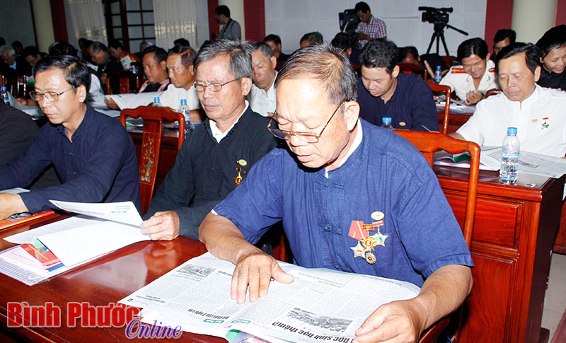 Đại biểu dự Đại hội các dân tộc thiểu số tỉnh đọc báo trong giờ giải lao - Ảnh: S.H