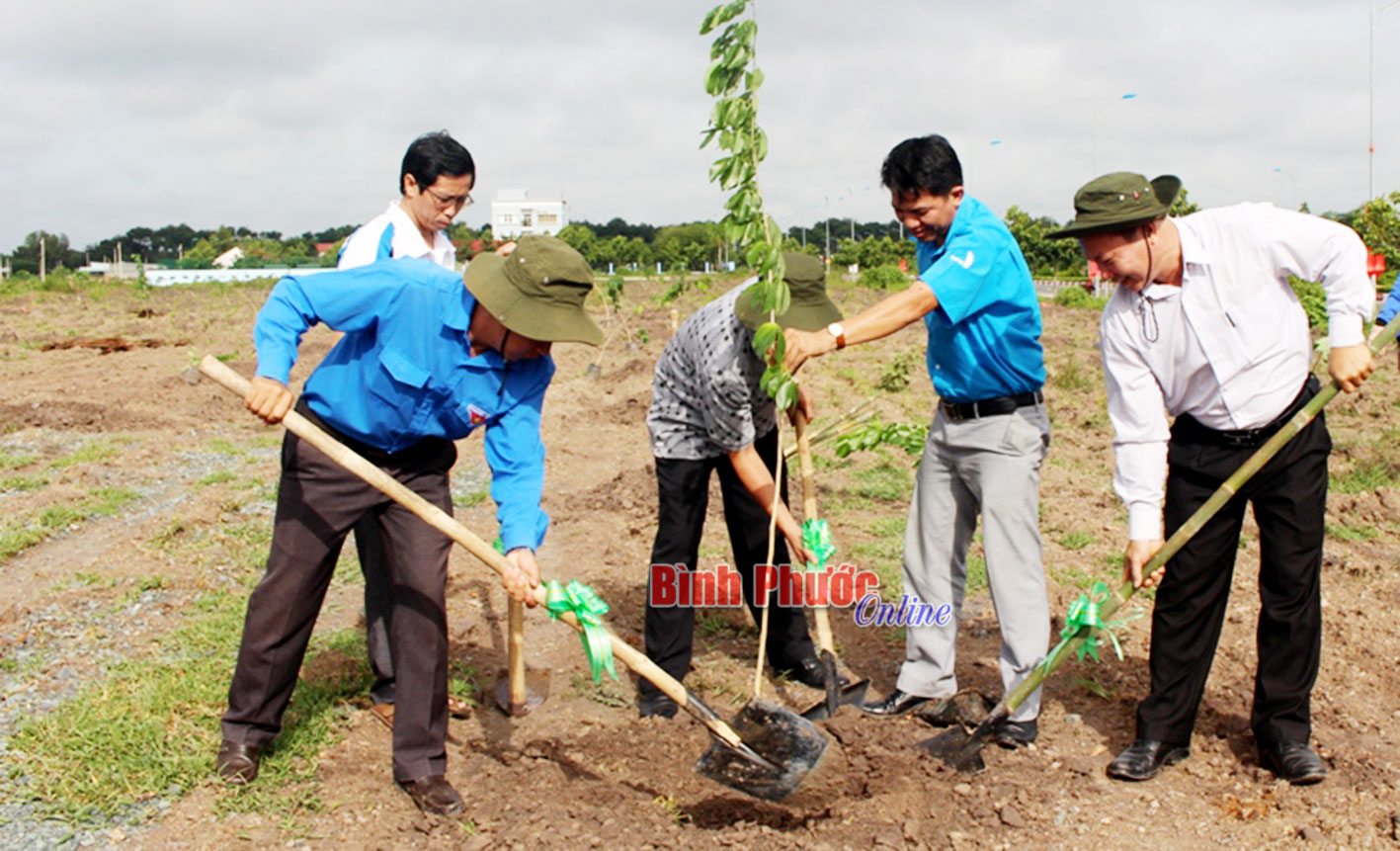100 đoàn viên, thanh niên khối hành chính, sự nghiệp (Huyện đoàn Hớn Quản) tham gia trồng cây xanh tại khu trung tâm hành chính huyện