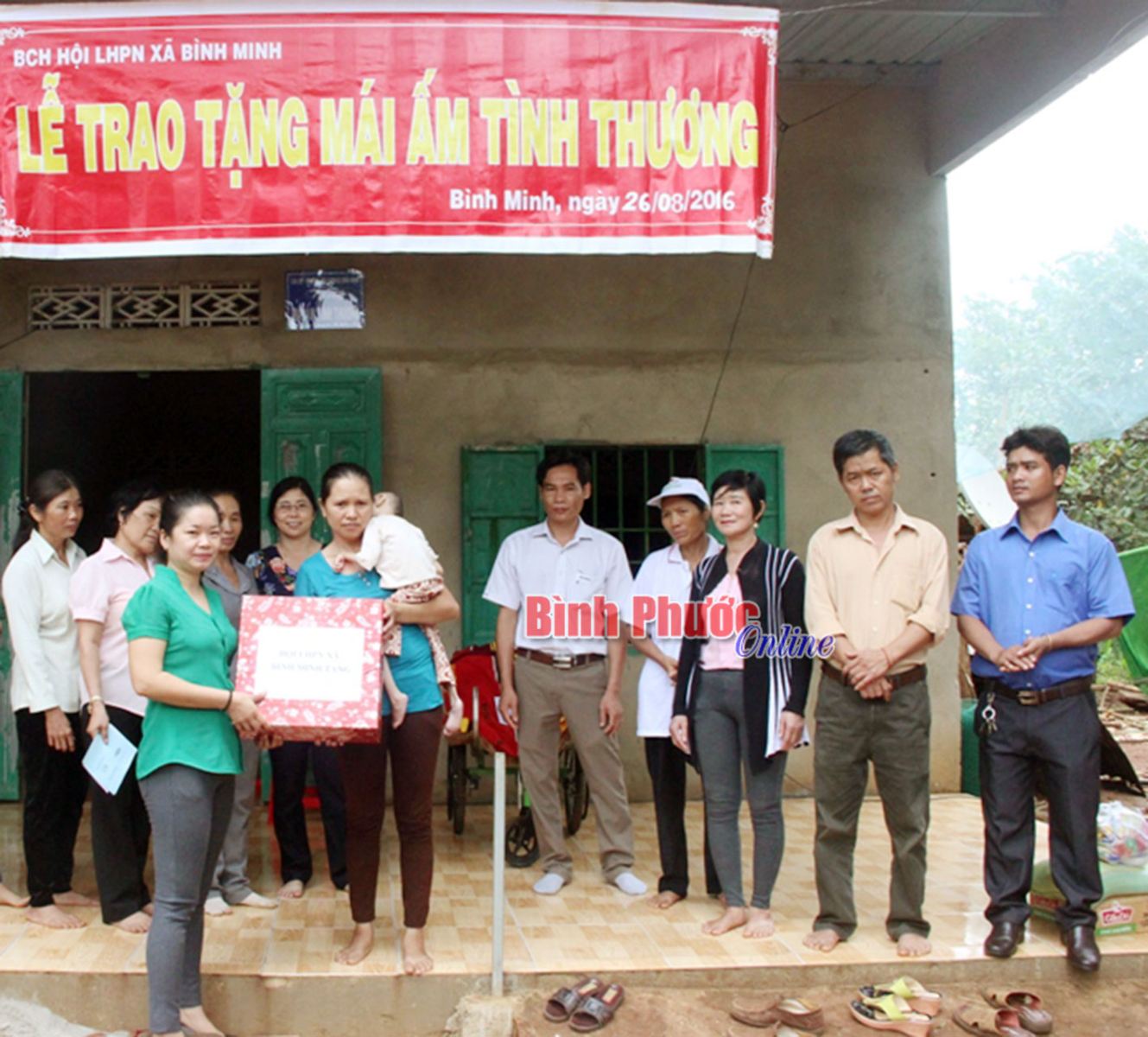 Đại diện Hội Phụ nữ xã Bình Minh trao quà cho gia đình chị Nông Thị Quy