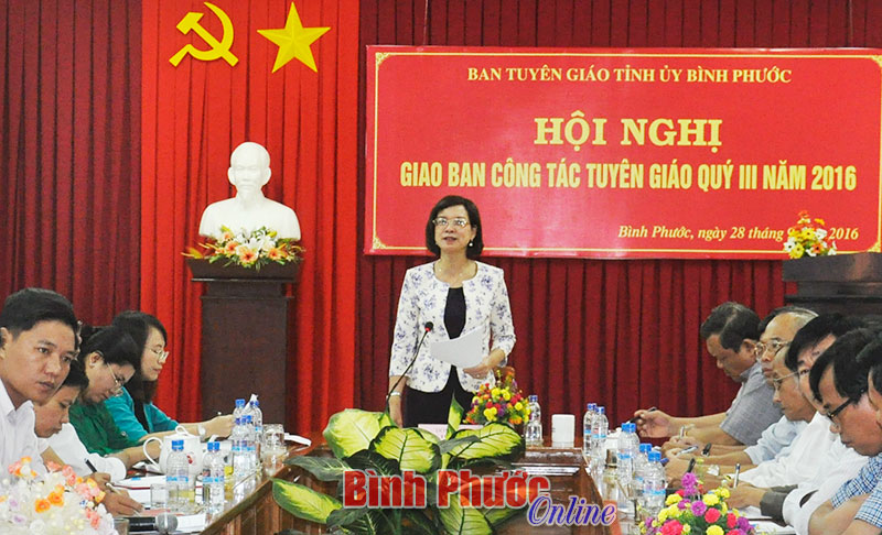Đồng chí Trần Tuyết Minh, Ủy viên Ban Thường vụ, Trưởng ban Tuyên giáo Tỉnh ủy phát biểu kết luận hội nghị