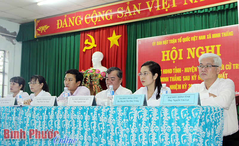 Đồng ch&iacute; Nguyễn Văn Lợi, Trưởng đo&agrave;n đại biểu Quốc hội tỉnh c&ugrave;ng c&aacute;c đại biểu HĐND tỉnh, huyện Chơn Th&agrave;nh tiếp x&uacute;c cử tri x&atilde; Minh Thắng - Ảnh: Đ. Kiểm