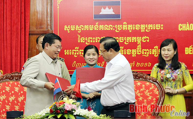 L&atilde;nh đạo 2 tỉnh k&yacute; bi&ecirc;n bản ghi nhớ thống nhất n&acirc;ng cấp cặp cửa khẩu phụ T&acirc;n Tiến - Chay Kh&rsquo;leng l&ecirc;n cửa khẩu ch&iacute;nh